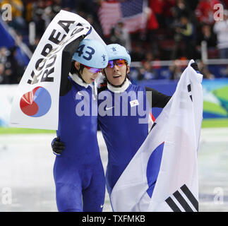 Jung-Su Lee (L) et Ho-Suk Lee, de la République de Corée célébrer après avoir remporté respectivement médailles d'or et d'argent dans l'épreuve du 1000 mètres en patinage de vitesse courte piste aux Jeux Olympiques d'hiver de 2010 à Vancouver, Canada, le 20 février 2010. UPI/Brian Kersey Banque D'Images