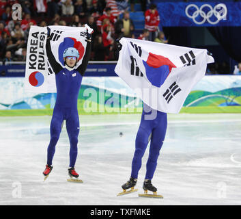 Jung-Su Lee (R) et Ho-Suk Lee, de la République de Corée célébrer après avoir remporté respectivement médailles d'or et d'argent dans l'épreuve du 1000 mètres en patinage de vitesse courte piste aux Jeux Olympiques d'hiver de 2010 à Vancouver, Canada, le 20 février 2010. UPI/Brian Kersey Banque D'Images