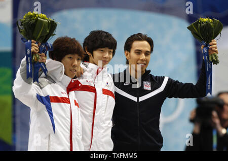 Jung-Su Lee médaillé d'or de la République de Corée (C) est médaillé d'argent avec Ho-Suk Lee, de la République de Corée (L) et de bronze olympique Apolo Anton Ohno des États-Unis au cours de patins pour la cérémonie des médailles men's 1000 mètres en patinage de vitesse courte piste aux Jeux Olympiques d'hiver de 2010 à Vancouver, Canada, le 20 février 2010. UPI/Brian Kersey Banque D'Images