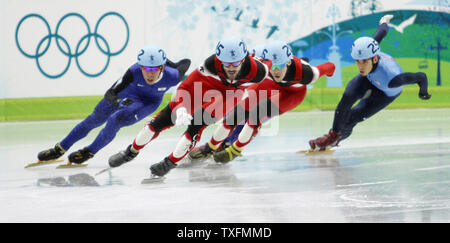 Ho-Suk Lee, de la République de Corée (de gauche) avec patins de Charles Hamelin, François Hamelin Canada du Canada et d'Apolo Anton Ohno des États-Unis au cours de la Men's 1000 mètres en patinage de vitesse courte piste au final les Jeux Olympiques d'hiver de 2010 à Vancouver, Canada, le 20 février 2010. Lee a pris la médaille d'argent à l'événement alors que le bronze. capturés Ohno UPI/Brian Kersey Banque D'Images