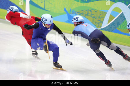 Lee Ho-Suk de la République de Corée (C) chute alors qu'il patine avec Francois-Louis Tremblay du Canada (L) et d'Apolo Anton Ohno des États-Unis dans l'épreuve du 500 mètres en patinage de vitesse courte piste à la demi-finale des Jeux Olympiques d'hiver de 2010 à Vancouver, Canada le 26 février 2010. UPI/Brian Kersey Banque D'Images