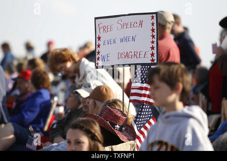 Les gens de signes à une 'liberté' rallye organisé par les conservateurs à Macon, Georgia le 27 avril 2010. Le président Obama a entamé une visite de deux jours de l'Illinois, l'Iowa et du Missouri Mardi soulignant ses efforts de l'administration pour remédier à toute difficulté économique et le chômage et le travail pour créer de nouveaux emplois, l'énergie verte grâce à ses 787 milliards de dollars du plan de relance économique. UPI/Brian Kersey Banque D'Images