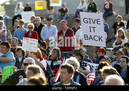 Les gens de signes à une 'liberté' rallye organisé par les conservateurs à Macon, Georgia le 27 avril 2010. Le président Obama a entamé une visite de deux jours de l'Illinois, l'Iowa et du Missouri Mardi soulignant ses efforts de l'administration pour remédier à toute difficulté économique et le chômage et le travail pour créer de nouveaux emplois, l'énergie verte grâce à ses 787 milliards de dollars du plan de relance économique. UPI/Brian Kersey Banque D'Images