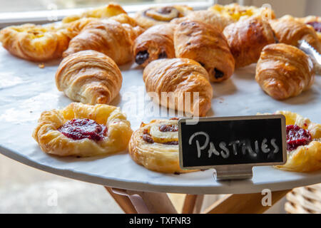 Assortiment de pâtisseries à la française pour le petit-déjeuner dans le cadre d'un buffet de petit-déjeuner de l'hôtel Banque D'Images