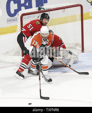 Centre des Flyers de Philadelphie Jeff Carter (17) va après la rondelle comme défenseur des Blackhawks de Chicago Brian Campbell défend l'objectif au cours de la première période de jeu 2 de la finale de la Coupe Stanley de 2010 à l'United Center de Chicago le 31 mai 2010. UPI/Brian Kersey Banque D'Images