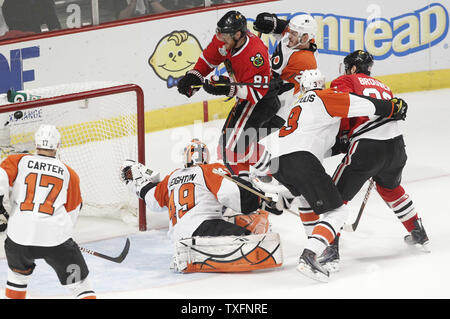 L'aile droite des Blackhawks de Chicago Marian Hossa (C) passé gardien de but des Flyers de Philadelphie Michael Leighton au cours de la deuxième période de jeu 2 de la finale de la Coupe Stanley de 2010 à l'United Center de Chicago le 31 mai 2010. UPI/Brian Kersey Banque D'Images