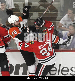 Le défenseur des Blackhawks de Chicago Nick Boynton (R) vérifie les Flyers de Philadelphie aile gauche Scott Hartnell au cours de la deuxième période de Match 5 de la finale de la Coupe Stanley de 2010 à l'United Center de Chicago le 6 juin 2010. UPI/Brian Kersey Banque D'Images