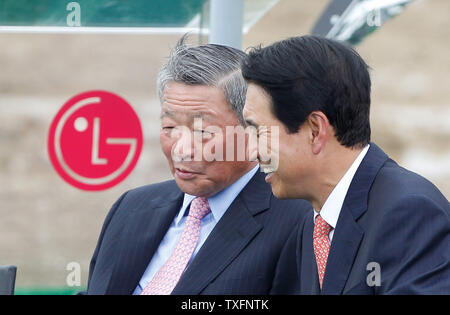 LG Président Koo Bon-moo (L) et LG Chem Ltd. Vice-président et chef de la direction Peter Bahn-Suk Kim parler à une cérémonie d'inauguration des travaux pour une nouvelle usine de batteries lithium-ion à Holland, Michigan le 15 juillet 2010. Les 303 millions de dollars géré par LG Chem et Compact Power, Inc. est l'achèvement est prévu pour 2012 et est partiellement financé par une subvention de 151,4 millions de dollars du gouvernement fédéral dans le cadre du plan de relance. UPI/Brian Kersey Banque D'Images