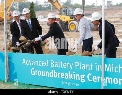 LG Chem Ltd. Vice-président et chef de la direction Peter Kim Bahn-Suk (R-L), Gouverneur du Michigan Jennifer Granholm , Président LG Koo Bon-moo et Holland Maire Kurt Dykstra toss la saleté à une cérémonie d'inauguration des travaux pour une nouvelle usine de batteries lithium-ion à Holland, Michigan le 15 juillet 2010. Les 303 millions de dollars géré par LG Chem et Compact Power, Inc. est l'achèvement est prévu pour 2012 et est partiellement financé par une subvention de 151,4 millions de dollars du gouvernement fédéral dans le cadre du plan de relance. UPI/Brian Kersey Banque D'Images