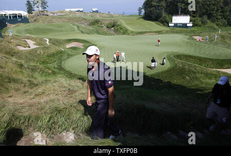 Padraig Harrington l'Irlande des promenades sur le 18e trou après avoir terminé sa pratique pour la 92e ronde du championnat PGA au détroit de sifflement dans Kohler, Wisconsin le 11 août 2010. UPI/Brian Kersey Banque D'Images