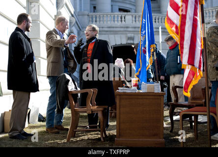 Rép. démocratique Fred Clark (C) l'Assemblée de l'état parle au chef de la minorité Rempl. Peter Barco (R) à l'extérieur de la capitale de l'Etat le 2 mars 2011, à Madison, Wisconsin. Quatre membres de l'assemblée démocratique établi des bureaux à l'extérieur de l'immeuble, prétendant que les restrictions à l'entrée de la capitale de l'Etat a empêché le public d'avoir accès à leurs représentants. UPI/Brian Kersey Banque D'Images