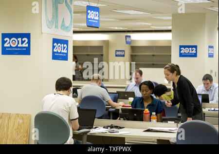 Les bénévoles et employés travaillent au siège de la campagne 2012 d'Obama à Chicago le 12 mai 2011. La campagne a récemment occupé environ 50 000 pieds carrés d'espace de bureau dans le bâtiment et prudentielles et sont au début des activités pour les élections de 2012. UPI/Brian Kersey Banque D'Images