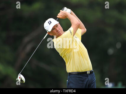 Davis Love III tees off sur le deuxième trou au cours de la troisième ronde de la 93e Championnat de la PGA à l'Atlanta Athletic Club le 13 août 2011 à Johns Creek, Georgia. UPI/Brian Kersey Banque D'Images