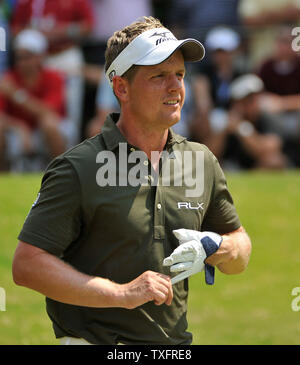 Luke Donald se présente le 17ème trou au cours de la troisième série à la 93e Championnat de la PGA à l'Atlanta Athletic Club le 13 août 2011 à Johns Creek, Georgia. UPI/Brian Kersey Banque D'Images