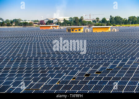 Eco-power, photovoltaïque, source d'électricité Alternative, panneau solaire produisant de l'électricité énergie propre sur fond de ciel bleu Banque D'Images