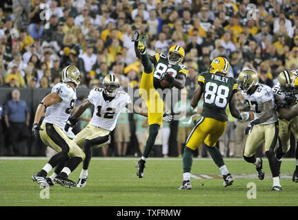 Green Bay Packers' Donald Driver (80) récupère un coup franc-jeu au cours du quatrième trimestre par rapport à la Nouvelle Orleans Saints à Lambeau Field le 8 septembre 2011 à Green Bay, Wisconsin. Les Packers ont remporté 42-34. UPI/Brian Kersey Banque D'Images