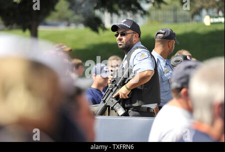 Armé d'un fusil d'assaut, un policier de Chicago veille sur la foule à l'extérieur de Soldier Field avant l'ours de Chicago jeu des Falcons d'Atlanta le 11 septembre 2011 à Chicago. UPI/Brian Kersey Banque D'Images