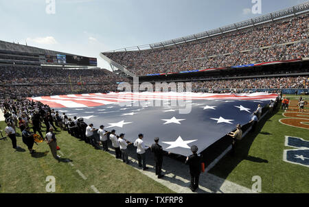 Un immense drapeau américain s'affiche sur le le terrain pendant le chant de la 'Star Spangled Banner' avant l'ours de Chicago Atlanta Falcons match à Soldier Field, le 11 septembre 2011 à Chicago. UPI/Brian Kersey Banque D'Images