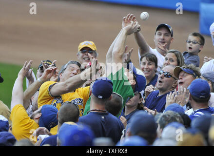 Ventilateurs pour une fausse balle pendant la partie 1 de la série de championnat de la Ligue nationale entre les Brewers de Milwaukee et les Cardinals de Saint-Louis au Miller Park le 9 octobre 2011 à Milwaukee, Wisconsin. UPI/Brian Kersey Banque D'Images