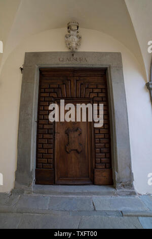 Porte d'entrée de la section d'isolement dans le monastère de Camaldoli, vue de l'intérieur de la cour. La toscane, italie. Banque D'Images
