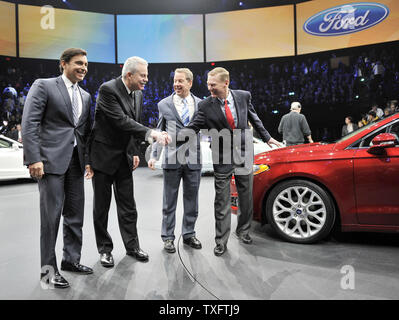 Ford Motor Company executives Mark Fields (L-R), président, Amériques, Derrick Kuzak, Vice-président de groupe, développement produit mondial, Bill Ford, Président exécutif, et Alan Mulally, président et chef de la direction, de poser pour des photos avec la Fusion 2013 au 2012 North American International Auto Show, le 9 janvier 2012 à Detroit, Michigan. UPI/Brian Kersey Banque D'Images