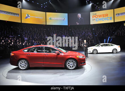 Derrick Kuzak, Vice-président de groupe, développement produit mondial, Ford Motor Company, présente la Fusion 2013 au 2012 North American International Auto Show, le 9 janvier 2012 à Detroit, Michigan. UPI/Brian Kersey Banque D'Images