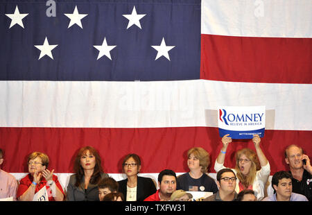 Les partisans du candidat républicain Mitt Romney cheer alors qu'ils attendaient l'arrivée de leur candidat au cours d'une nuit de la partie le 20 mars 2012 à Chicago, Illinois. Défait Romney Rick Santorum, Newt Gingrich et Ron Paul, de gagner l'élection primaire de l'Illinois. UPI/Brian Kersey Banque D'Images