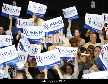 Les partisans du candidat républicain Mitt Romney cheer alors qu'ils attendaient l'arrivée de leur candidat au cours d'une nuit de la partie le 20 mars 2012 à Chicago, Illinois. Défait Romney Rick Santorum, Newt Gingrich et Ron Paul, de gagner l'élection primaire de l'Illinois. UPI/Brian Kersey Banque D'Images