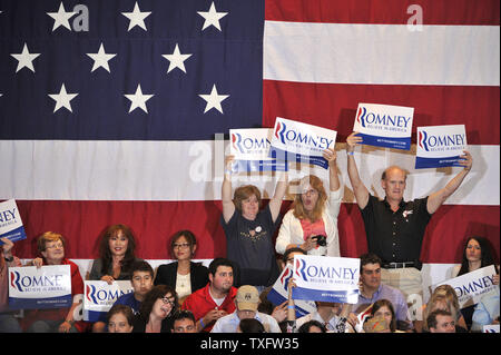 Les partisans du candidat républicain Mitt Romney cheer alors qu'ils attendaient l'arrivée de leur candidat au cours d'une nuit de la partie le 20 mars 2012 à Chicago, Illinois. Défait Romney Rick Santorum, Newt Gingrich et Ron Paul, de gagner l'élection primaire de l'Illinois. UPI/Brian Kersey Banque D'Images