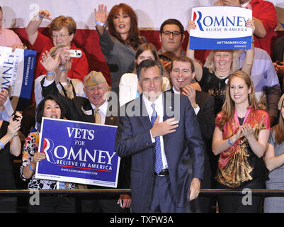 Candidat républicain Mitt Romney met la main sur son cœur comme des partisans cheer, lors d'une élection, la nuit de la partie le 20 mars 2012 à Chicago, Illinois. Défait Romney Rick Santorum, Newt Gingrich et Ron Paul pour gagner la primaire républicaine de l'Illinois. UPI/Brian Kersey Banque D'Images