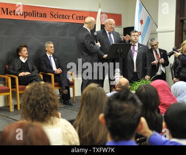 L'ancien président soviétique Mikhaïl Gorbatchev (C), avec l'acteur et activiste Sean Penn (L) et Maire de Chicago, Rahm Emanuel, parle aux élèves de Frederick Von Steuben Metropolitan Science Center dans le cadre du 12e Sommet Mondial des lauréats du Prix Nobel de la paix le 23 avril 2012 à Chicago. Gorbatchev a reçu le Prix Nobel de la paix en 1990. UPI/Brian Kersey Banque D'Images