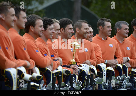 Les membres de l'équipe européenne de l'Angleterre Ian Poulter (L-R), Martin Kaymer, Graeme McDowell, de l'Allemagne de l'Irlande du Nord, Rory McIlroy de l'Irlande du Nord, Luke Donald de l'Angleterre, le capitaine de l'équipe, Jose Maria Olazabal d'Espagne, Sergio Garcia, de l'Espagne, Francesco Molinari de l'Italie, l'Angleterre de Lee Westwood et Paul Lawrie posent pour une photographie avant le début de la 39e Ryder Cup à Medinah Country Club le mardi 25 septembre 2012 à Médine, l'Illinois. Jouer la Ryder Cup débute vendredi. UPI/Brian Kersey Banque D'Images