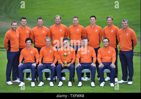 L'équipe d'Irlande du Nord de Rory McIlroy, Luke Donald de l'Angleterre, le capitaine de l'équipe, Jose Maria Olazabal de l'Espagne, Graeme McDowell de l'Irlande du Nord de l'Italie, Francesco Molinari (première rangée, L-R), Sergio Garcia, de l'Espagne, Martin Kaymer d'Allemagne, d'Angleterre, Lee Westwood Peter Hanson de Suède, Ian Poulter de l'Angleterre, Justin Rose d'Angleterre, Nicolas Colsaerts de Belgique, et de l'Écosse Paul Lawrie (rangée arrière de gauche à droite) posent pour une photo avant le début de la 39e Ryder Cup à Medinah Country Club le mardi 25 septembre 2012 à Médine, l'Illinois. Jouer la Ryder Cup débute vendredi. UPI Banque D'Images