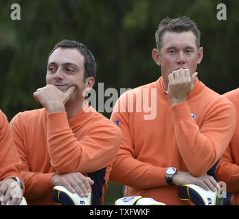 Les membres de l'équipe européenne Francesco Molinari de l'Italie (L) et Lee Westwood de l'Angleterre, attendez que la photographie de l'équipe à prendre avant le début de la 39e Ryder Cup à Medinah Country Club le mardi 25 septembre 2012 à Médine, l'Illinois. UPI/Brian Kersey Banque D'Images