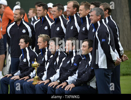 L'équipe d'Irlande du Nord de Rory McIlroy, Luke Donald de l'Angleterre, le capitaine de l'équipe, Jose Maria Olazabal de l'Espagne, Graeme McDowell de l'Irlande du Nord de l'Italie, Francesco Molinari (première rangée, L-R), Sergio Garcia, de l'Espagne, Martin Kaymer d'Allemagne, d'Angleterre, Lee Westwood Peter Hanson de Suède, Ian Poulter de l'Angleterre, Justin Rose d'Angleterre, Nicolas Colsaerts de Belgique, d'Ecosse et Paul Lawrie posent pour une photographie avant le début de la 39e Ryder Cup à Medinah Country Club le mardi 25 septembre 2012 à Médine, l'Illinois. Ryder Cup début du tournoi vendredi. UPI/Br Banque D'Images