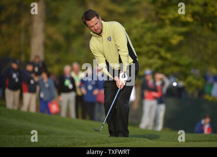 Graeme McDowell, l'Europe de l'équipe de l'Irlande du Nord plaquettes sur le deuxième trou à la 39e Ryder Cup à Medinah Country Club le 28 septembre 2012 à Médine, l'Illinois. UPI/Brian Kersey Banque D'Images