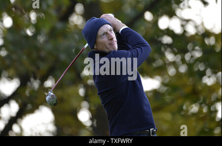 Jim Furyk du Team USA tees off sur le troisième trou à la 39e Ryder Cup à Medinah Country Club le 28 septembre 2012 à Médine, l'Illinois. UPI/Brian Kersey Banque D'Images