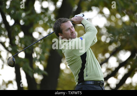 L'Europe de l'équipe de l'Irlande du Nord Graeme McDowell tees off sur le troisième trou à la 39e Ryder Cup à Medinah Country Club le 28 septembre 2012 à Médine, l'Illinois. UPI/Brian Kersey Banque D'Images