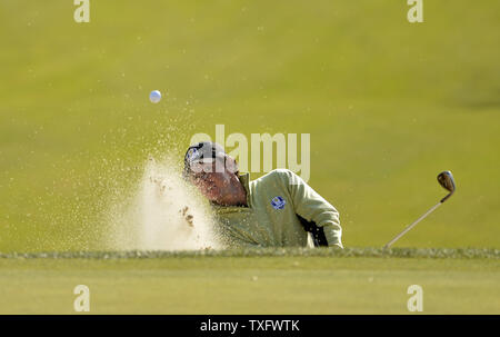 L'Europe de l'équipe de l'Irlande du Nord, Rory McIlroy blasts hors du bunker sur le green du 10e à la 39e Ryder Cup à Medinah Country Club le 28 septembre 2012 à Médine, l'Illinois. UPI/Brian Kersey Banque D'Images