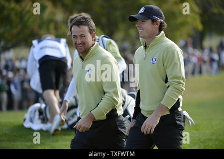 Graeme McDowell, l'Europe de l'équipe de l'Irlande du Nord (L) et son coéquipier Rory McIlroy de l'Irlande du Nord à pied de la 10e à la 39e vert à la Ryder Cup Medinah Country Club le 28 septembre 2012 à Médine, l'Illinois. UPI/Brian Kersey Banque D'Images