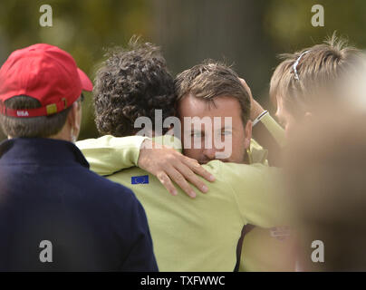 Graeme McDowell, l'Europe de l'équipe de l'Irlande du Nord (L) hugs coéquipier et compatriote Rory McIlroy après la paire du Team USA défait Jim Furyk et Brandt Snedeker dans leur match à la 39e Ryder Cup à Medinah Country Club le 28 septembre 2012 à Médine, l'Illinois. UPI/Brian Kersey Banque D'Images