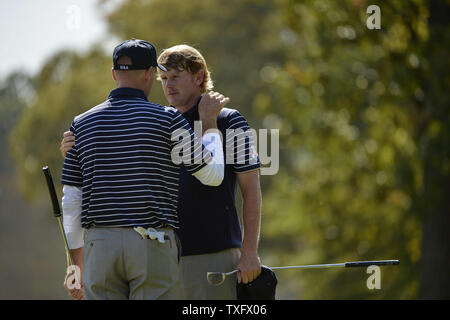 Jim Furyk du Team USA (L) et son coéquipier Brandt Snedeker parler après avoir vaincu l'Europe de l'équipe de l'Irlande du Nord, Rory McIlroy et Graeme McDowell de l'Irlande du Nord dans leur match à la 39e Ryder Cup à Medinah Country Club le 29 septembre 2012 à Médine, l'Illinois. UPI/Brian Kersey Banque D'Images