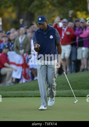 Tiger Woods du Team USA pointe vers le trou une fois naufrage un birdie putt sur le 16e trou lors de la 39e Ryder Cup à Medinah Country Club le 29 septembre 2012 à Médine, l'Illinois. Après le deuxième jour de jouer les États-Unis Europe mène 10-6 et besoins 4 1/2 points dans la ronde finale pour gagner la Ryder Cup. UPI/Brian Kersey Banque D'Images