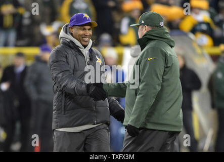 L'entraîneur-chef des Vikings du Minnesota Leslie Frazier (L), serre la main avec les Packers de Green Bay l'entraîneur-chef Mike McCarthy avant leur match au lambeau Field au cours de la Wild Card NFC tour à Green Bay, Wisconsin, le 5 janvier 2013. UPI/Brian Kersey Banque D'Images