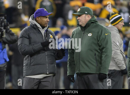 L'entraîneur-chef des Vikings du Minnesota Leslie Frazier (L) parle avec Green Bay Packers l'entraîneur-chef Mike McCarthy avant leur match au lambeau Field au cours de la Wild Card NFC tour à Green Bay, Wisconsin, le 5 janvier 2013. UPI/Brian Kersey Banque D'Images
