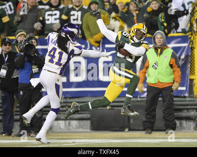 Minnesota Vikings strong safety Mistral Raymond (L) s'attaque à Green Bay Packers receveur Greg Jennings après une réception de 32 verges au cours du deuxième trimestre à Lambeau Field au cours de la Wild Card NFC tour à Green Bay, Wisconsin, le 5 janvier 2013. UPI/Brian Kersey Banque D'Images