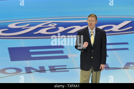 Alan Mulally, président et directeur général de Ford Motor Company, parle au cours de la conférence de presse de Ford au 2013 North American International Auto Show de Detroit le 15 janvier 2013. UPI/Brian Kersey Banque D'Images