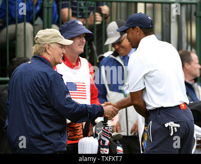 Membre de l'équipe des États-Unis Tiger Woods (R), serre la main avec Jack Nicklaus sur la première pièce en t au cours de la cinquième série des célibataires la concurrence contre l'équipe internationale lors de la Coupe des Présidents 2013 à Muirfield Village Golf Club à Dublin, Ohio, le 6 octobre 2013. UPI/Brian Kersey Banque D'Images