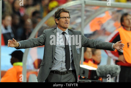 Gestionnaire de l'Angleterre Fabio Capello a l'air abattu pendant la série de 16 match au Stade Free State à Bloemfontein, Afrique du Sud, le 27 juin, 2010. UPI/Chris Brunskill Banque D'Images