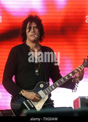 Le guitariste Dean DeLeo de Stone Temple Pilots la bande en prestation au Festival Virgin Mobile à Pimlico Race Course à Baltimore, Maryland le 10 août 2008. (Photo d'UPI/Alexis C. Glenn) Banque D'Images